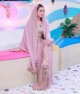 Potret Celine Evangelista pakai kaftan © Instagram/@celine_evangelista