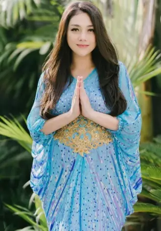 Potret Celine Evangelista pakai kaftan © Instagram/@celine_evangelista