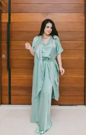 Potret Celine Evangelista pakai kaftan © Instagram/@celine_evangelista