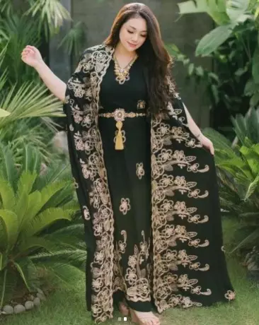 Potret Celine Evangelista pakai kaftan © Instagram/@celine_evangelista