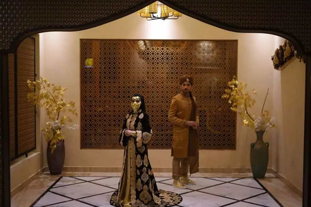 Potret 10 pasangan seleb kenakan baju India © 2021 brilio.net