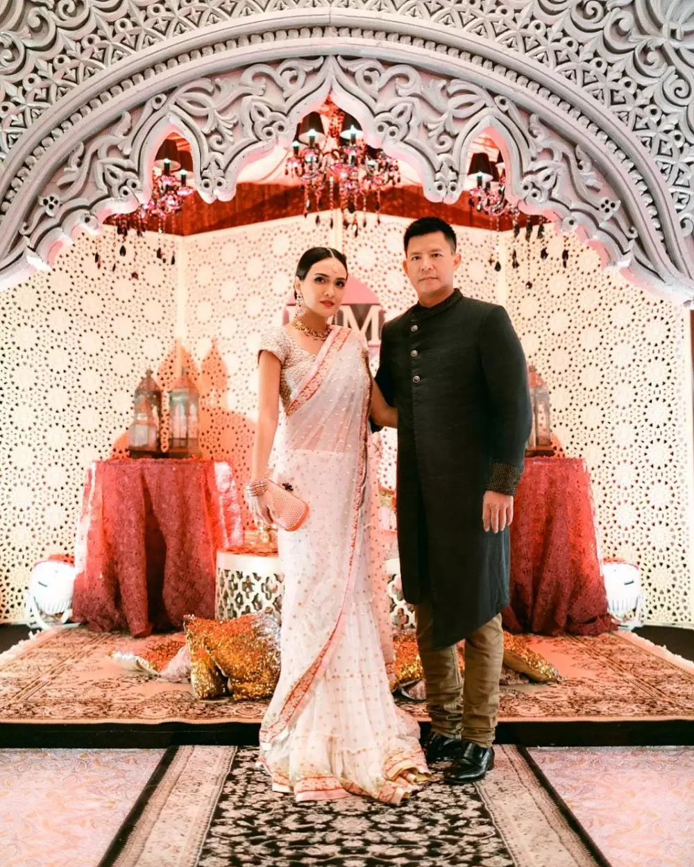 Potret 10 pasangan seleb kenakan baju India © 2021 brilio.net