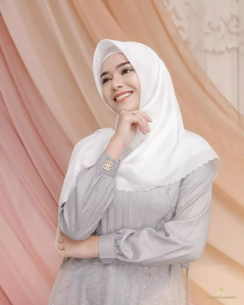 Potret anggun Amanda Manopo kenakan gamis © berbagai sumber Potret anggun Amanda Manopo kenakan gamis © berbagai sumber