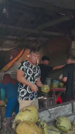 momen ruri repvblik jualan es kelapa Berbagai sumber