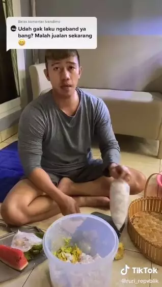 momen ruri repvblik jualan es kelapa Berbagai sumber