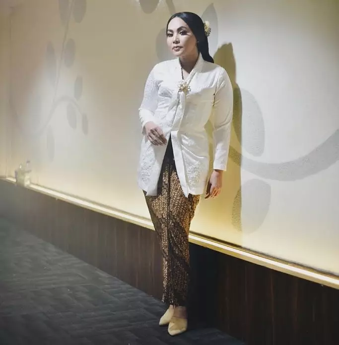 seleb ini unggah foto pakai kebaya © 2021 brilio.net seleb ini unggah foto pakai kebaya © 2021 brilio.net