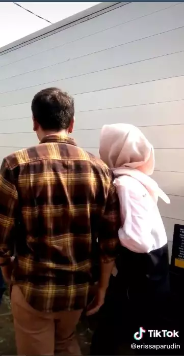 Dimas Anggara numpang ke kamar mandi warga TikTok/@erissaparudin Dimas Anggara numpang ke kamar mandi warga TikTok/@erissaparudin