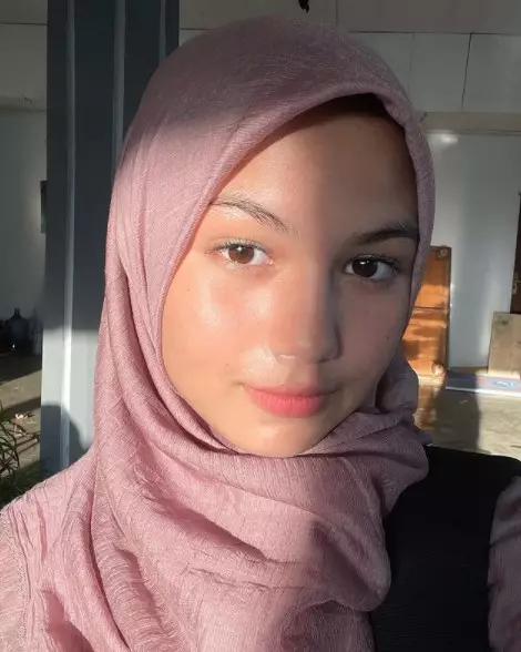 Potret Pemain Dari Jendela SMP Pakai Hijab dari berbagai sumber