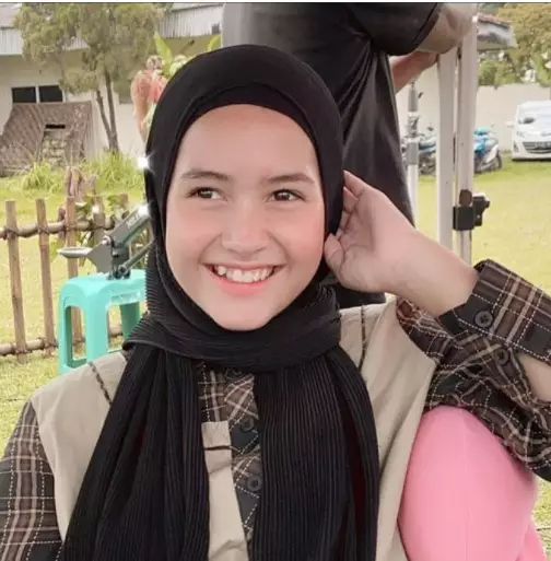 Potret Pemain Dari Jendela SMP Pakai Hijab dari berbagai sumber
