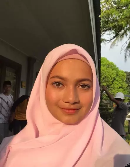 Potret Pemain Dari Jendela SMP Pakai Hijab dari berbagai sumber