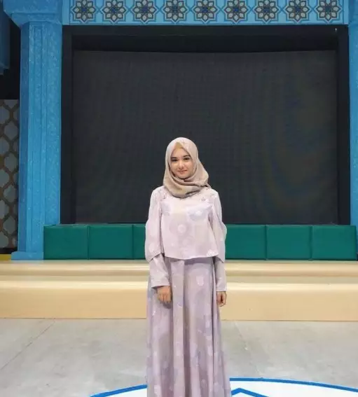 Potret Pemain Dari Jendela SMP Pakai Hijab dari berbagai sumber