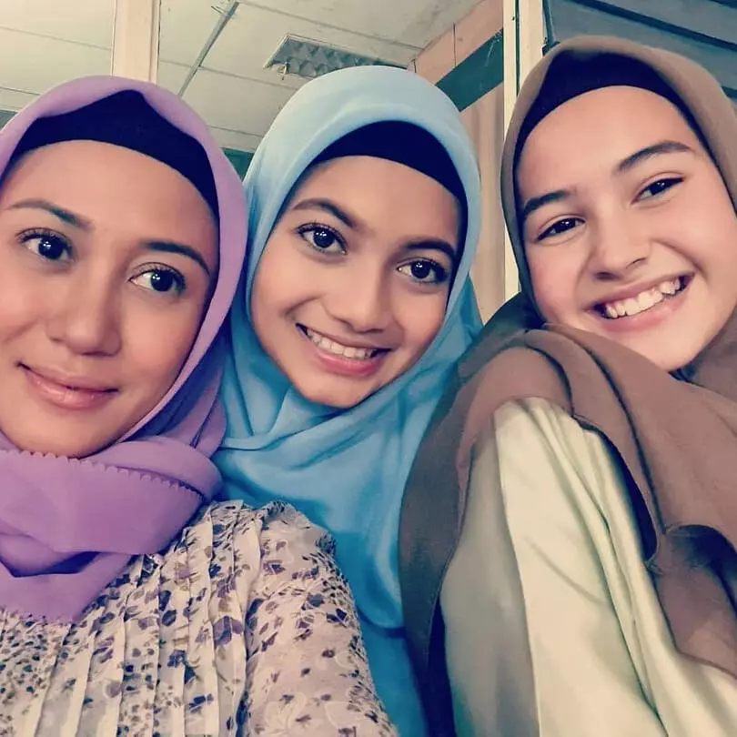 Potret Pemain Dari Jendela SMP Pakai Hijab dari berbagai sumber