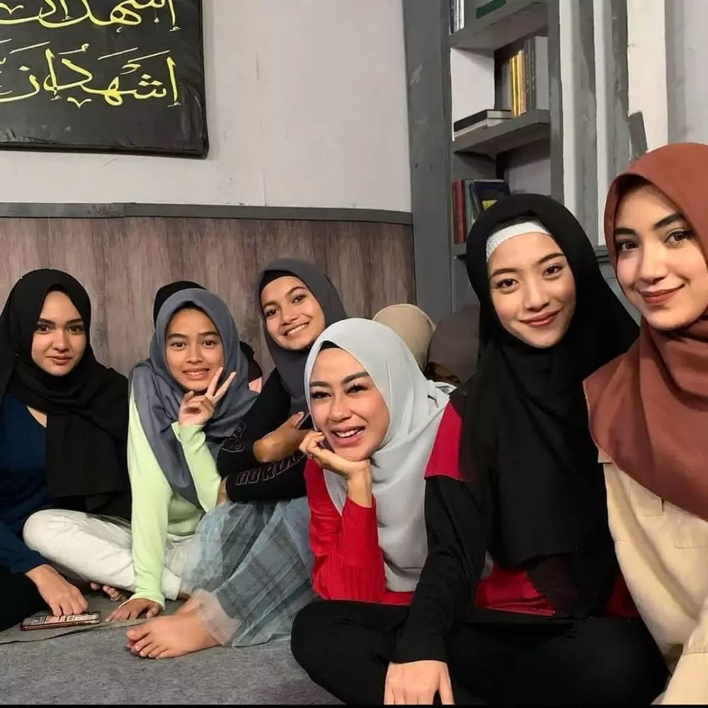Potret Pemain Dari Jendela SMP Pakai Hijab dari berbagai sumber