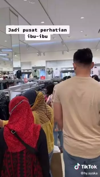 pasangan kekasih dengan tingi tak biasa TikTok pasangan kekasih dengan tingi tak biasa TikTok