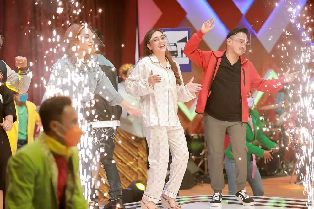 Celine Evangelista syuting acara Ramadan © 2021 brilio.net Instagram Celine Evangelista syuting acara Ramadan © 2021 brilio.net Instagram