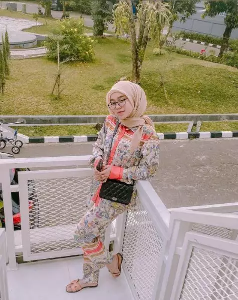 Beda gaya Lesty Kejora dan Dinda Hauw © 2021 brilio.net