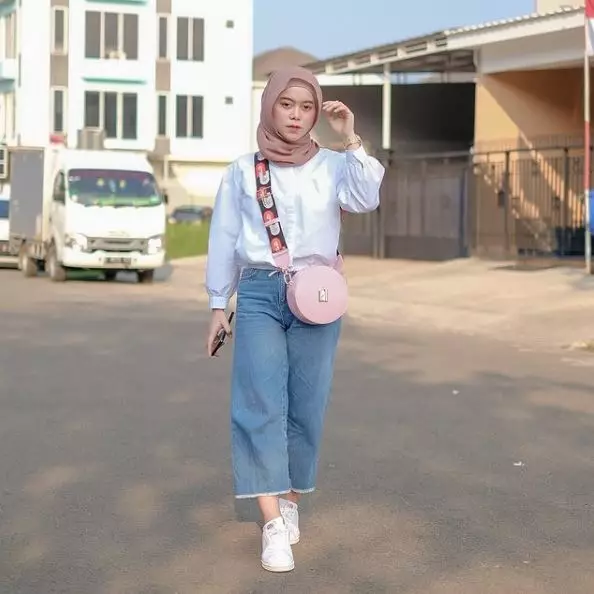 Beda gaya Lesty Kejora dan Dinda Hauw © 2021 brilio.net