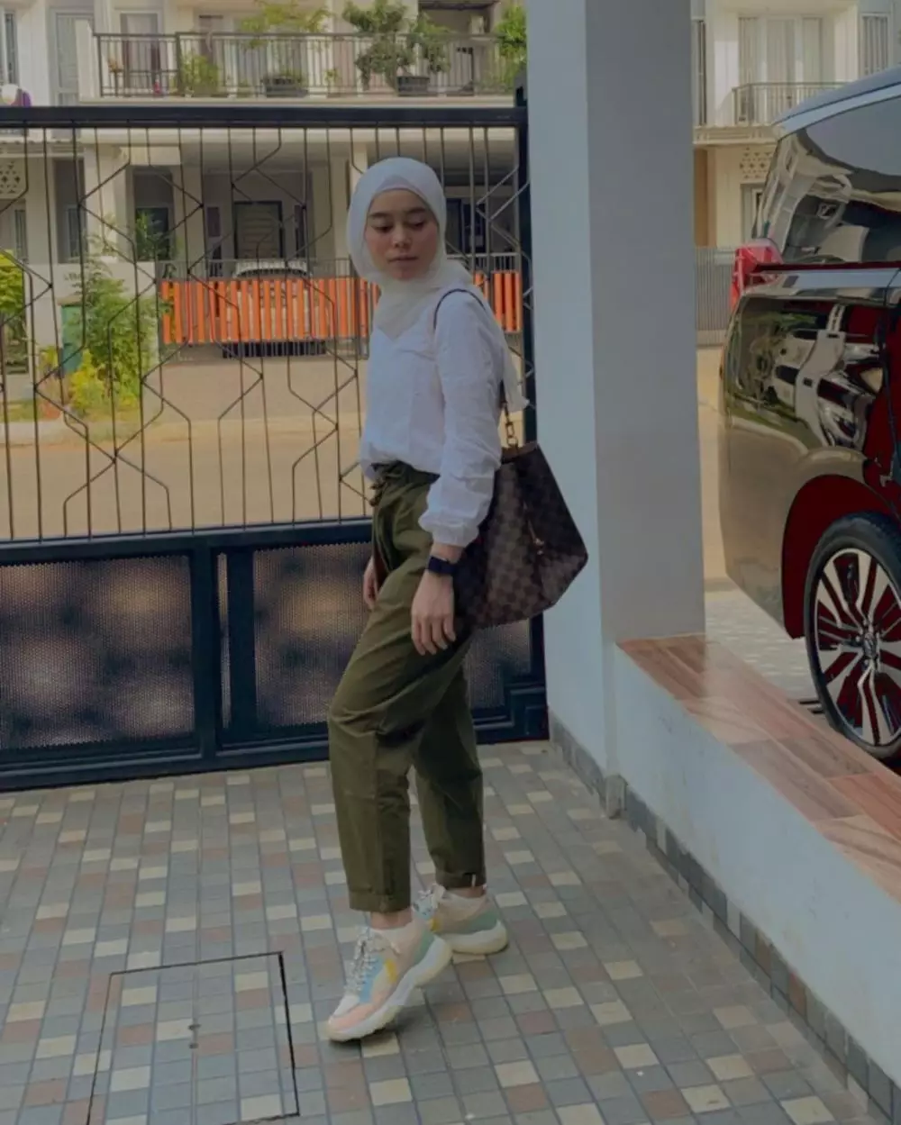 Beda gaya Lesty Kejora dan Dinda Hauw © 2021 brilio.net