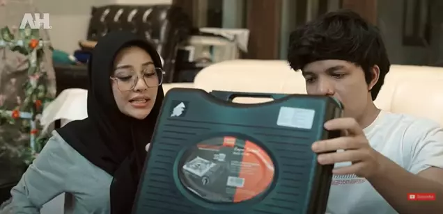 atta-aurel buka kado pernikahan keluarga krisdayanti © 2021 brilio.net