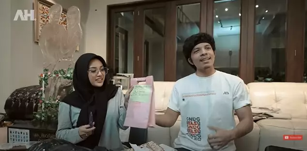 atta-aurel buka kado pernikahan keluarga krisdayanti © 2021 brilio.net