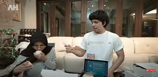 atta-aurel buka kado pernikahan keluarga krisdayanti © 2021 brilio.net