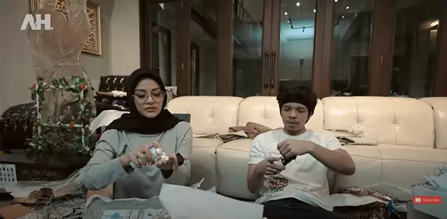 atta-aurel buka kado pernikahan keluarga krisdayanti © 2021 brilio.net