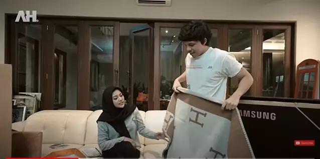 atta-aurel buka kado pernikahan keluarga krisdayanti © 2021 brilio.net