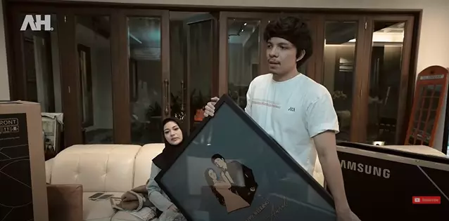 atta-aurel buka kado pernikahan keluarga krisdayanti © 2021 brilio.net