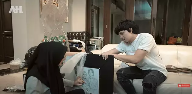 atta-aurel buka kado pernikahan keluarga krisdayanti © 2021 brilio.net