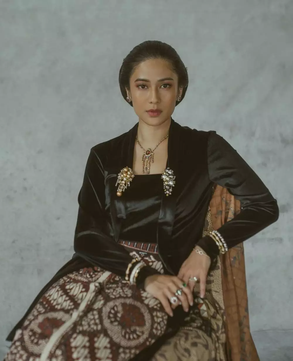 pesona dian sastrowardoyo pakai kebaya © instagram