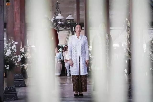 pesona dian sastrowardoyo pakai kebaya © instagram