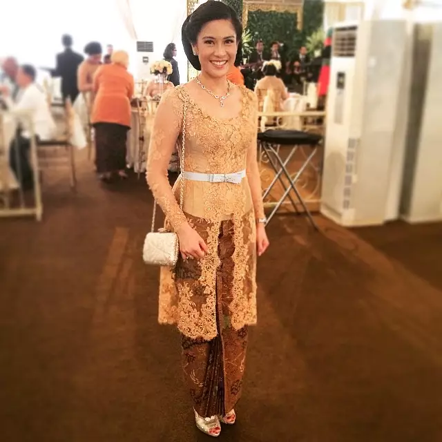 pesona dian sastrowardoyo pakai kebaya © instagram