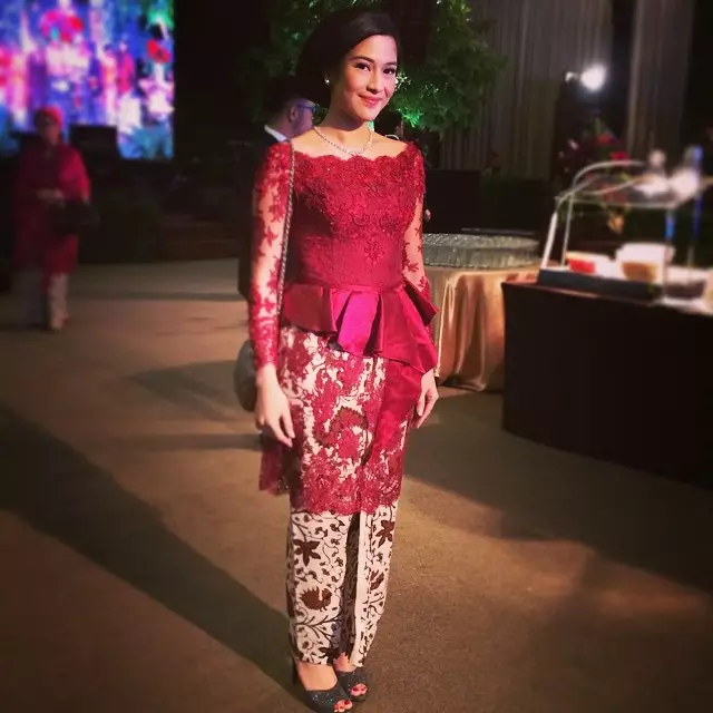 pesona dian sastrowardoyo pakai kebaya © instagram
