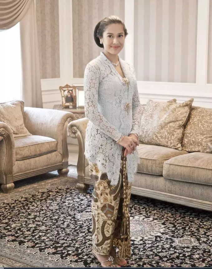 pesona dian sastrowardoyo pakai kebaya © instagram