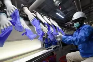 Pabrik sarung tangan kesehatan ini siap dukung pasokan untuk Indonesia
