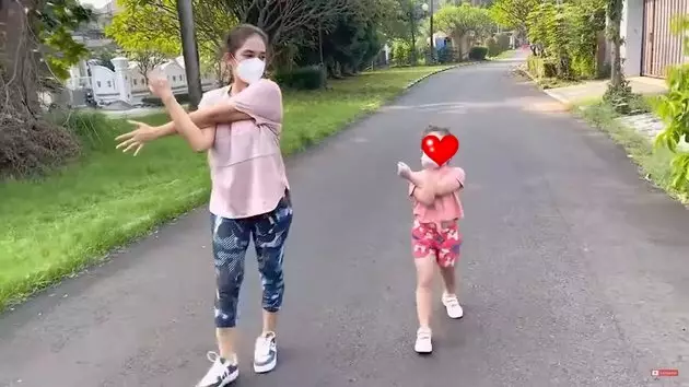 Ussy Sulistiawaty keluar rumah usai sembuh Covid-19 © 2021 brilio.net YouTube