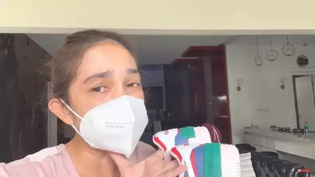 Ussy Sulistiawaty keluar rumah usai sembuh Covid-19 © 2021 brilio.net YouTube