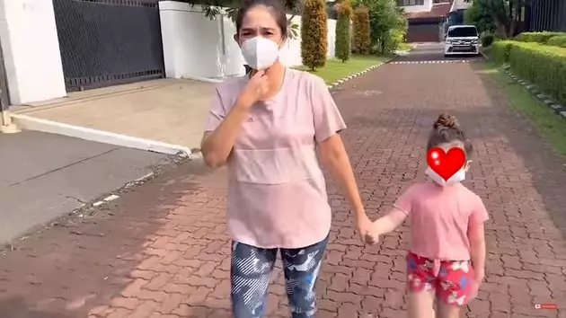 Ussy Sulistiawaty keluar rumah usai sembuh Covid-19 © 2021 brilio.net YouTube