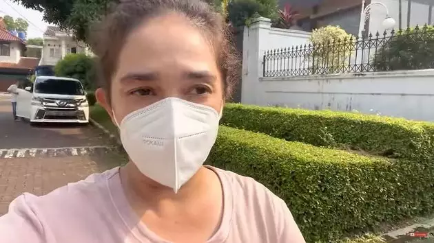 Ussy Sulistiawaty keluar rumah usai sembuh Covid-19 © 2021 brilio.net YouTube