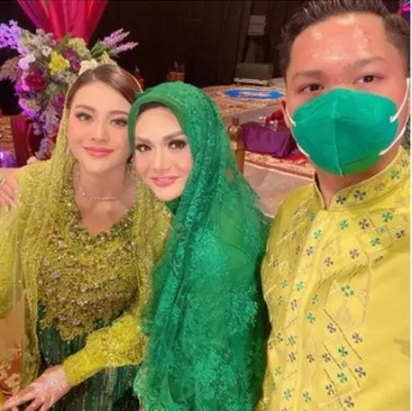 krisdayanti pesonanya terpancar saat kenakan hijab Instagram krisdayanti pesonanya terpancar saat kenakan hijab Instagram