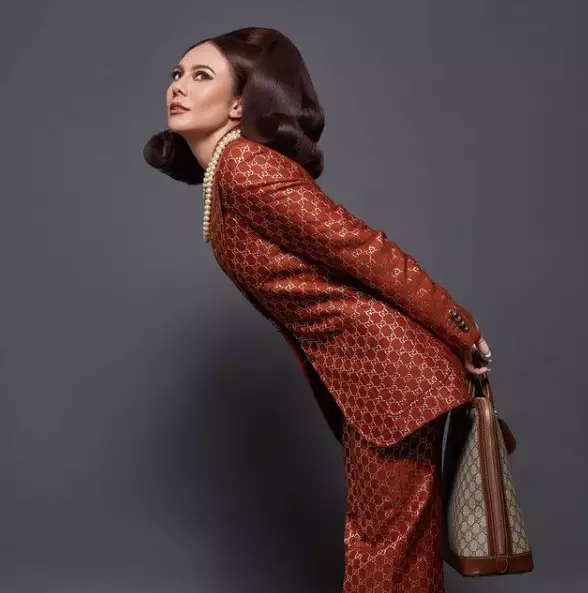 Pemotretan Wulan Guritno bertema klasik dari berbagai sumber