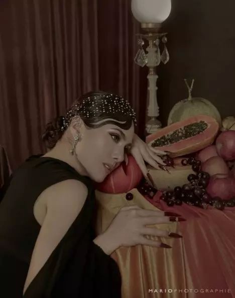 Pemotretan Wulan Guritno bertema klasik dari berbagai sumber