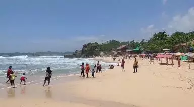 pemerintah izinkan wisata lokal Berbagai sumber