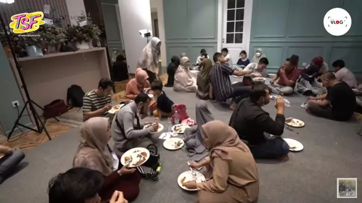 buka puasa keluarga Zaskia © YouTube buka puasa keluarga Zaskia © YouTube