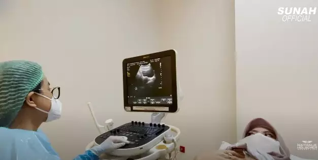 Momen Nathalie Holscher cek kandungan © YouTube Momen Nathalie Holscher cek kandungan © YouTube