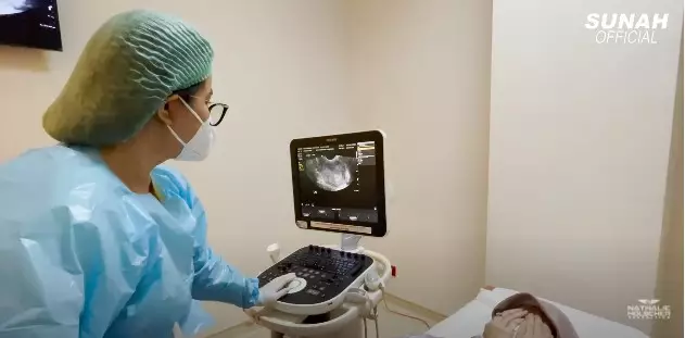 Momen Nathalie Holscher cek kandungan © YouTube Momen Nathalie Holscher cek kandungan © YouTube