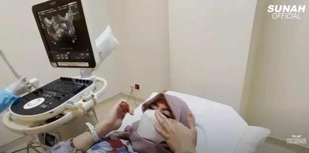 Momen Nathalie Holscher cek kandungan © YouTube Momen Nathalie Holscher cek kandungan © YouTube