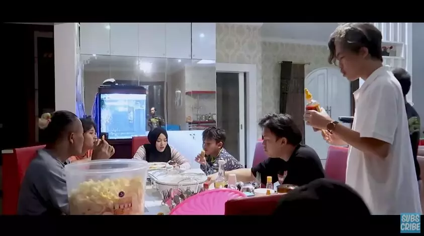 momen buka puasa sule dan keluarga tanpa nathalie © YouTube momen buka puasa sule dan keluarga tanpa nathalie © YouTube