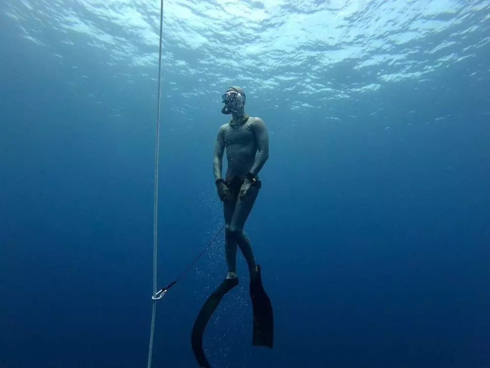 Seleb ini gemar free diving © 2021 brilio.net