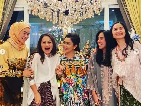 Momen Mayangsari buka puasa bareng geng sosialita © Instagram/@mayangsari_official
